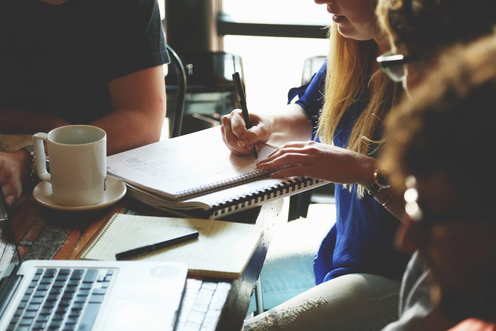 Bild von StartupStockPhotos auf Pixabay